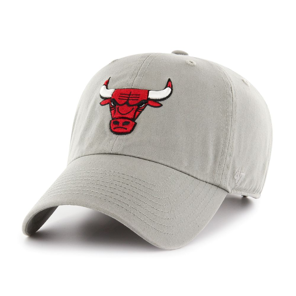 The Chicago Bulls '47 Clean Up Cap features light gray cotton twill, a curved brim, red and white embroidered logo on the front, visible stitching, and an adjustable strapback for comfort.
