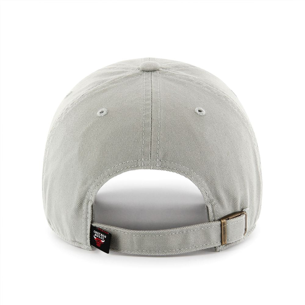 The Chicago Bulls '47 Clean Up Cap is a light gray cotton twill hat shown from the back, featuring an adjustable strapback with a brass buckle and a small black tag on the left side of the opening.